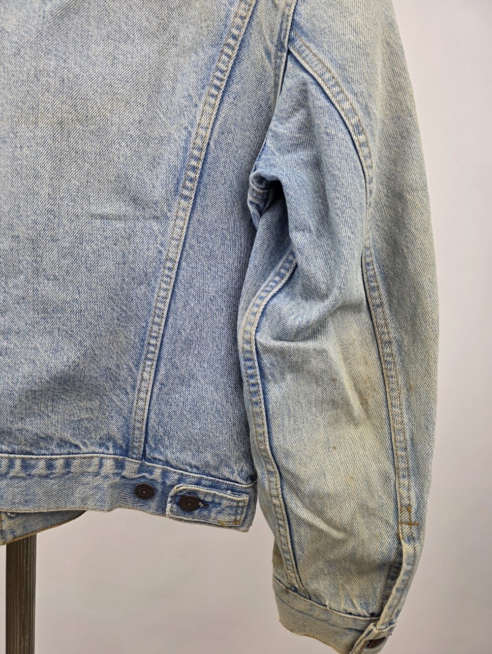 Levi's Vintage 80's Blue Denim Type III Trucker Distressed Jacket Size 42 - Picture 12 of 12